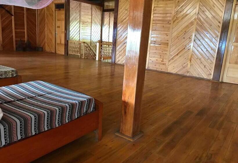 تختخواب در اتاق مشترک, Lenh Family House   Hostel