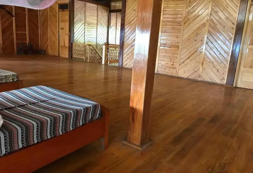 تختخواب در اتاق مشترک, Lenh Family House   Hostel