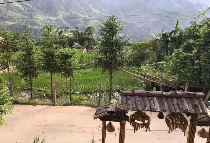 تختخواب در اتاق مشترک, Lenh Family House   Hostel
