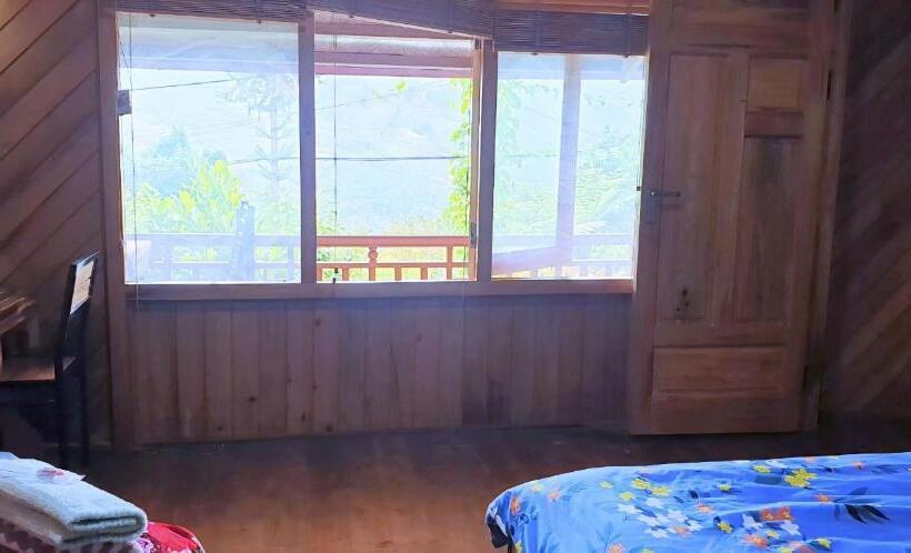 اتاق لوکس با تخت بزرگ, Lenh Family House   Hostel