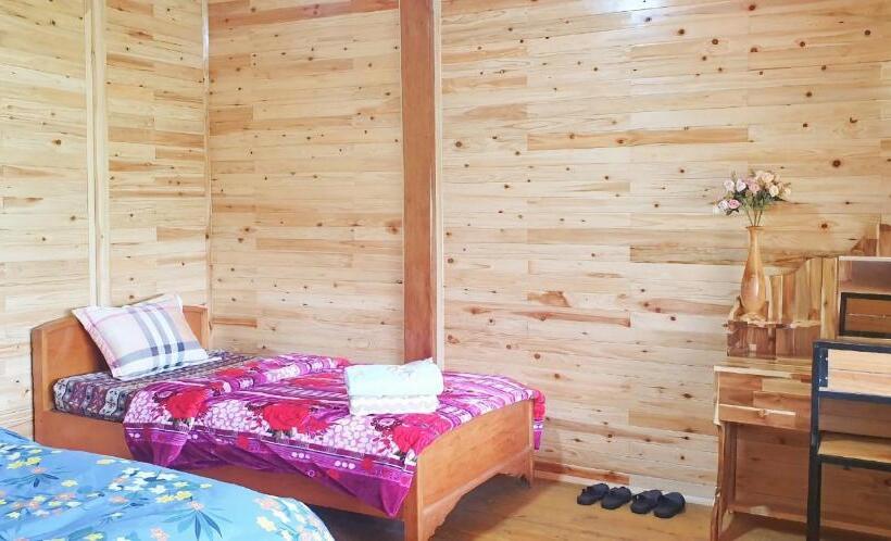 اتاق لوکس با تخت بزرگ, Lenh Family House   Hostel