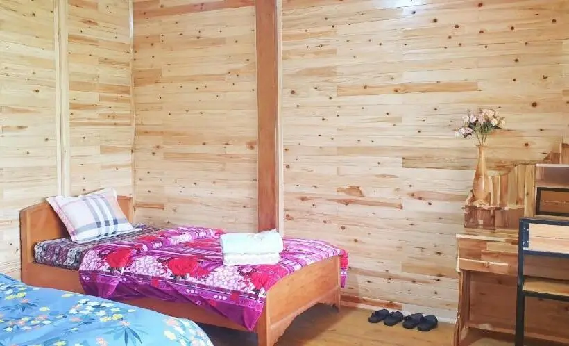 اتاق لوکس با تخت بزرگ, Lenh Family House   Hostel
