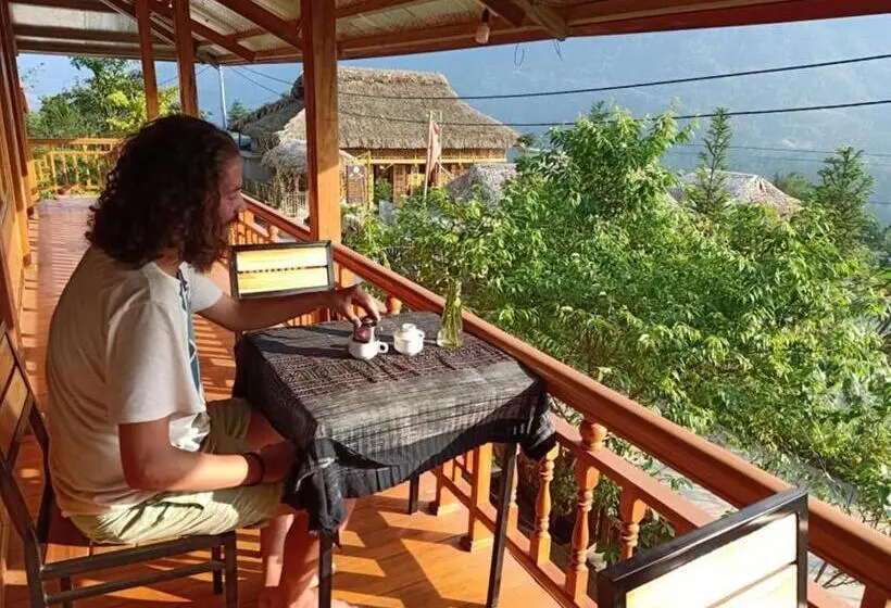 اتاق لوکس با تخت بزرگ, Lenh Family House   Hostel