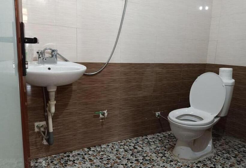 اتاق لوکس با تخت بزرگ, Lenh Family House   Hostel