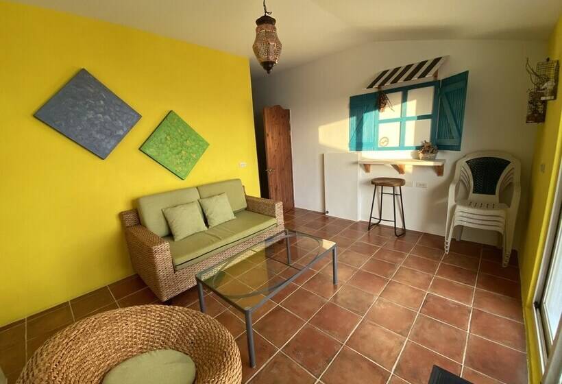 اتاق خانوادگی با چشم‌انداز دریا, Hana B & B