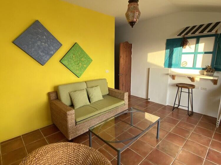 اتاق خانوادگی با چشم‌انداز دریا, Hana B & B