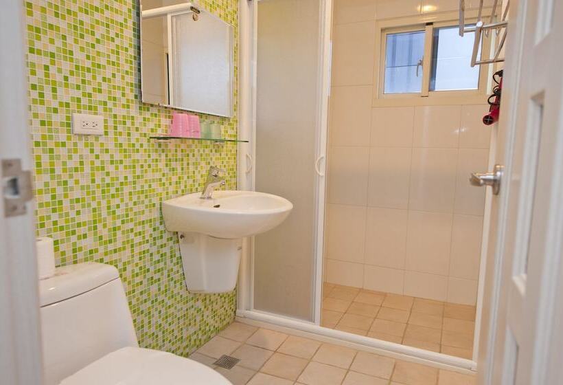 اتاق خانوادگی با چشم‌انداز دریا, Hana B & B