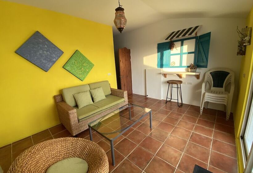 اتاق خانوادگی با چشم‌انداز دریا, Hana B & B