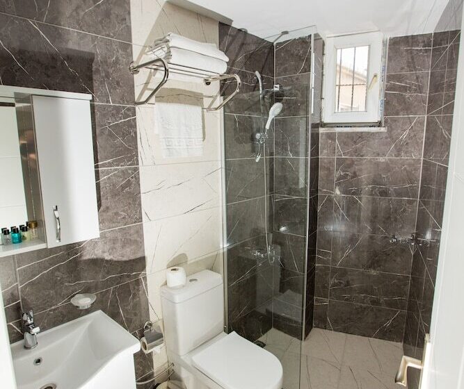 اتاق خانوادگی, Corner Garden