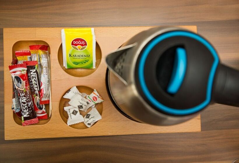 اتاق خانوادگی, Corner Garden