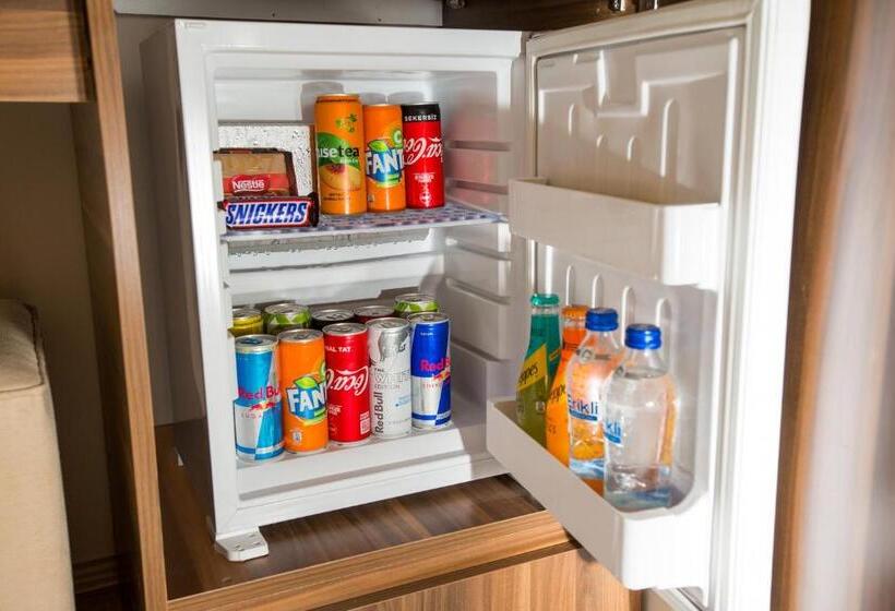 اتاق اکونومی, Corner Garden