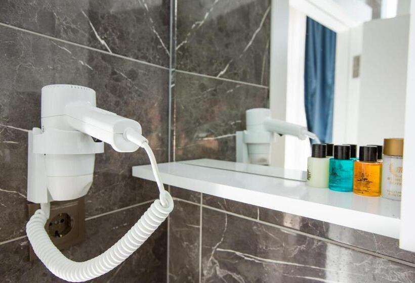 اتاق استاندارد سه نفره, Corner Garden