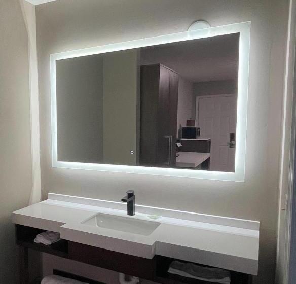 Люкс Deluxe Кровать Кинг, Luxor Inn & Suites, A Travelodge By Wyndham