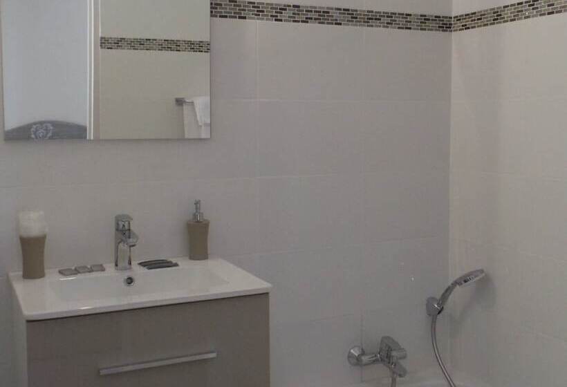 חדר סטנדרט לשלושה, Chateau Maravenne