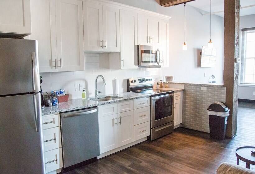 스탠다드 스튜디오 더블 침대, Gibson's Warehouse