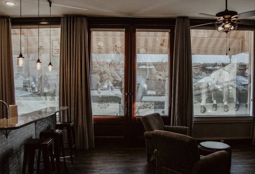 스탠다드 스튜디오 더블 침대, Gibson's Warehouse