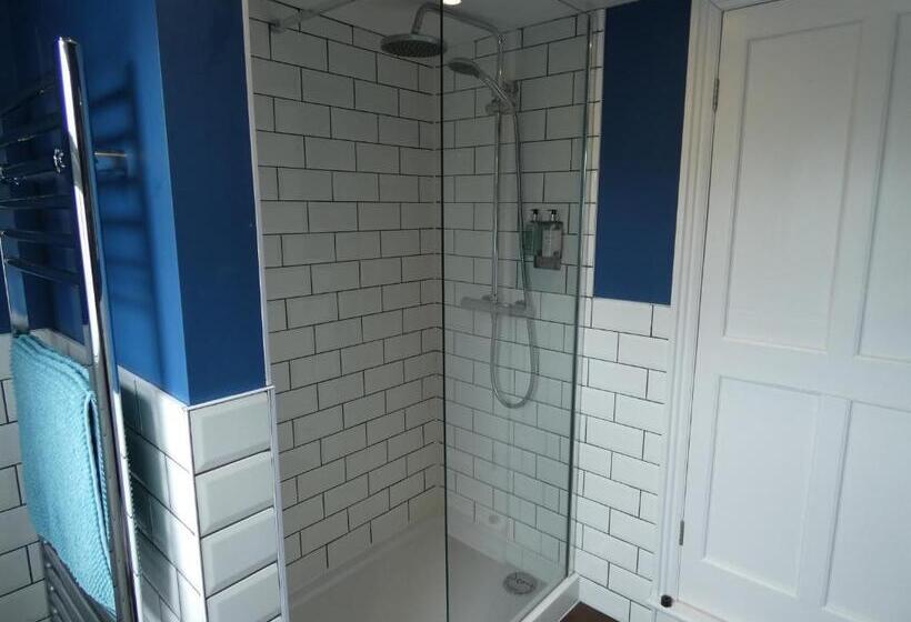 חדר אקונומי, The Sloop Inn