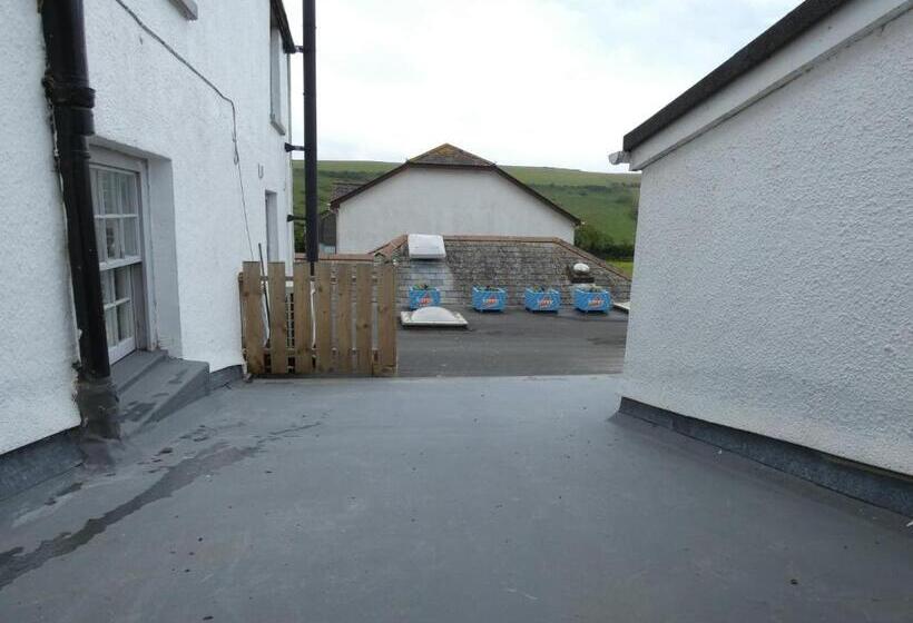 חדר אקונומי, The Sloop Inn