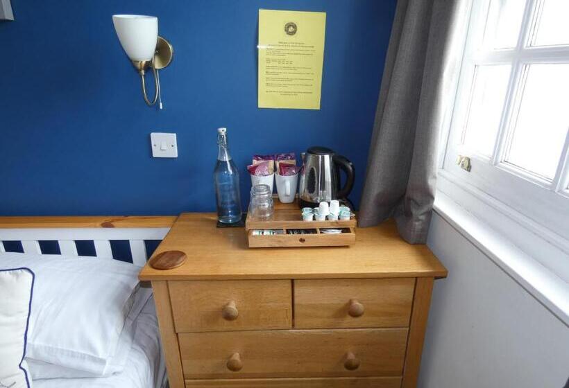 חדר אקונומי, The Sloop Inn