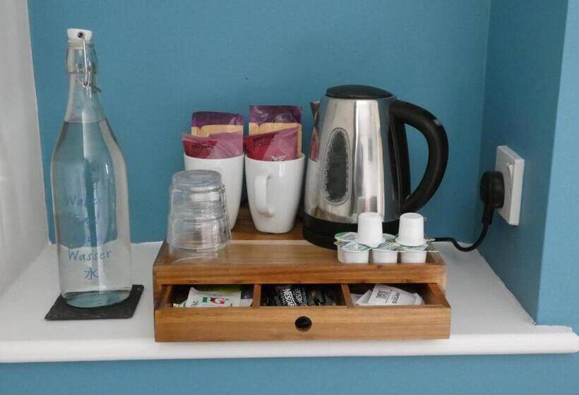 חדר בסיסי, The Sloop Inn