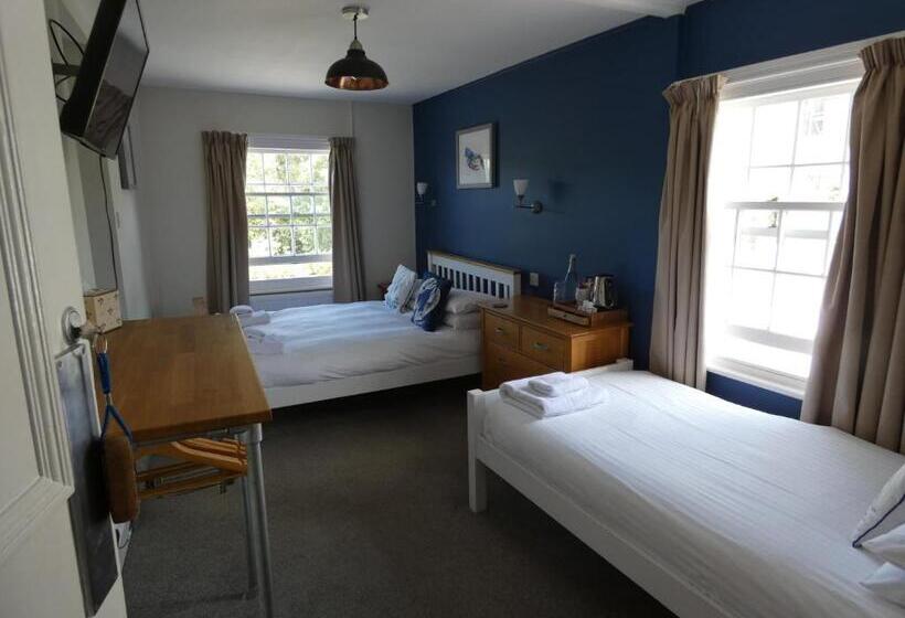 חדר סטנדרט לשלושה, The Sloop Inn