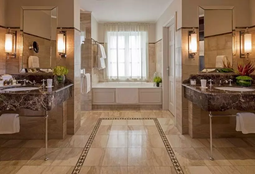 庭の見えるプレミアムルーム, Four Seasons Hotel The Westcliff