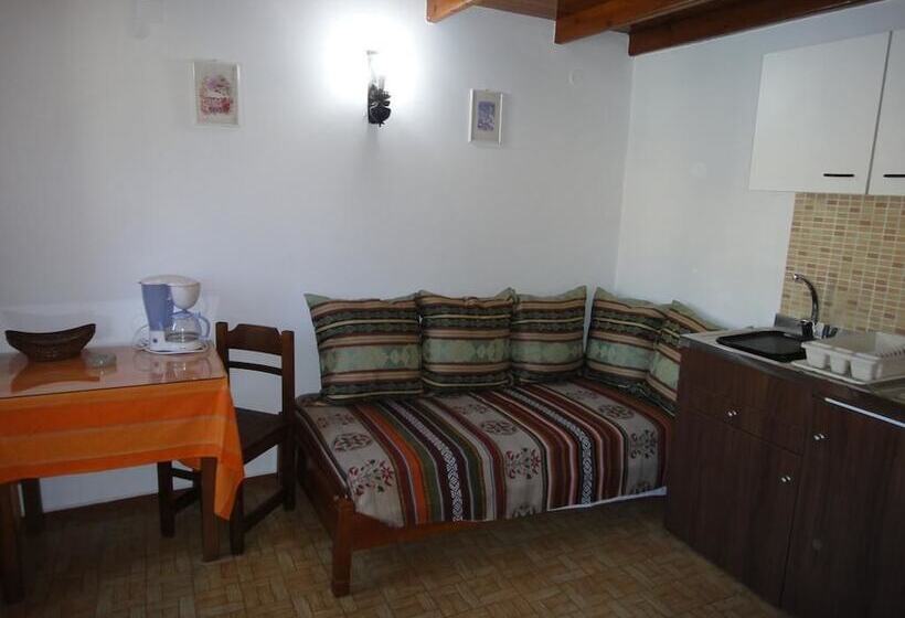 דירת חדר, Captain's Suites