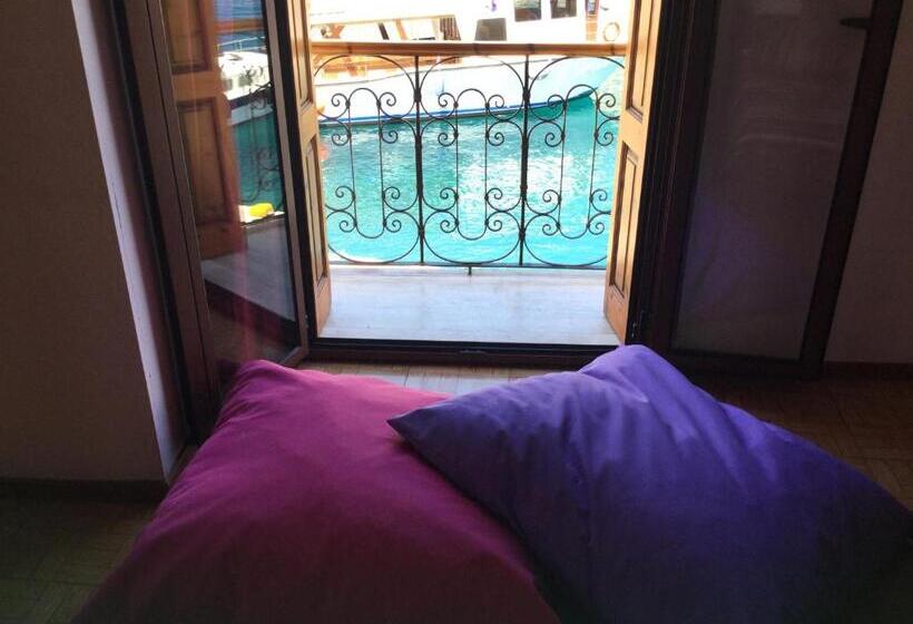 דירת חדר, Captain's Suites