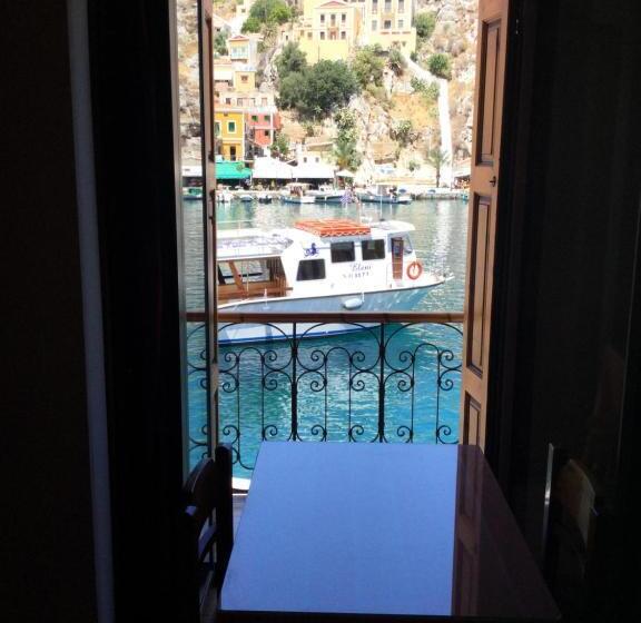 דירת חדר, Captain's Suites