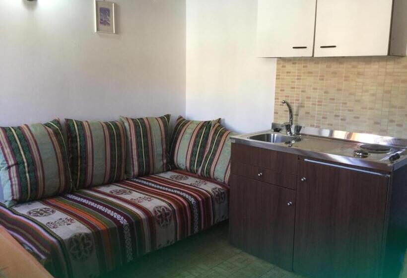 דירת חדר, Captain's Suites