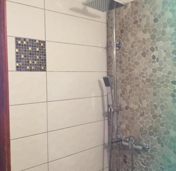 דירת חדר אקונומי, Captain's Suites