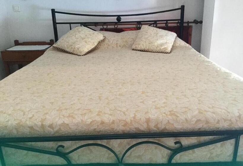 דירת חדר אקונומי, Captain's Suites