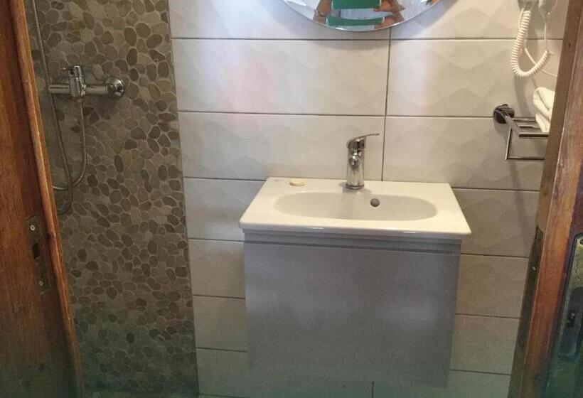 דירת חדר אקונומי, Captain's Suites