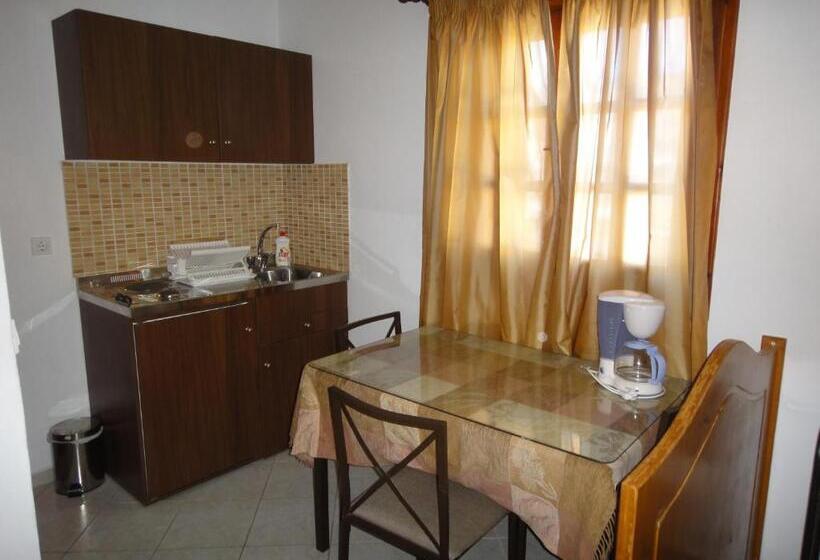 דירת חדר אקונומי, Captain's Suites