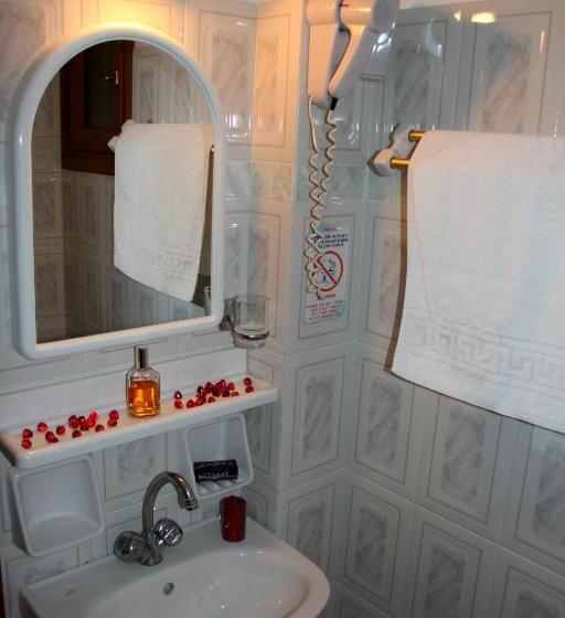 דירת שני חדרים, Dimitra Studios