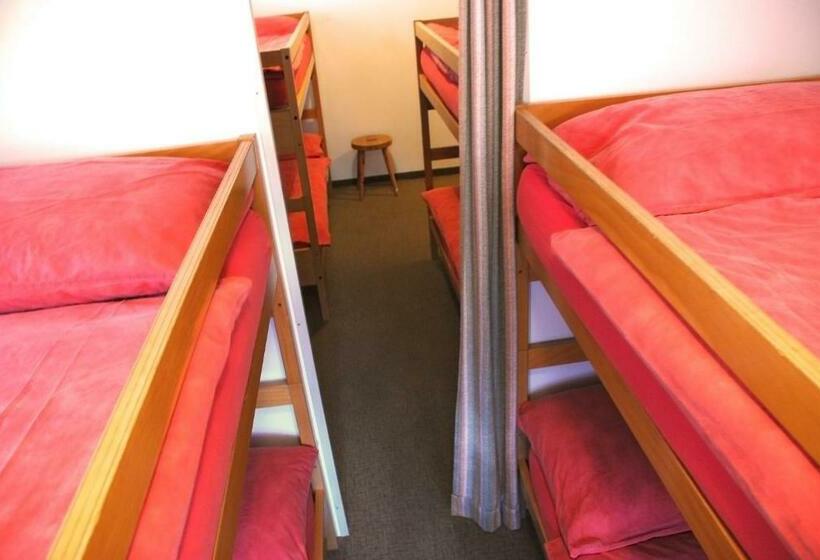 Bed in een Gedeelde Kamer, Alpenblick