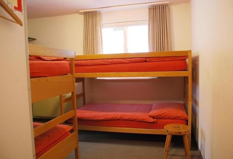 Bed in een Gedeelde Kamer, Alpenblick