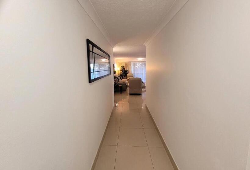 شقة غرفة واحدة, Surfers Chalet