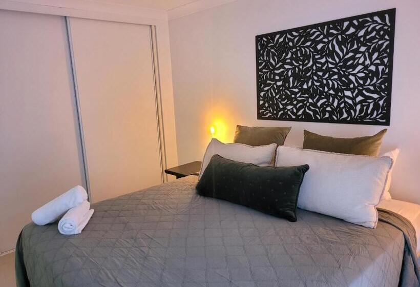 شقة غرفة واحدة, Surfers Chalet