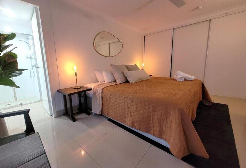 إستوديو ديلوكس, Surfers Chalet