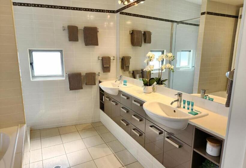 سوییت سوپریور, The Dunes Cotton Tree