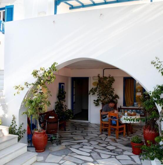 חדר אקונומי, Anna Studios