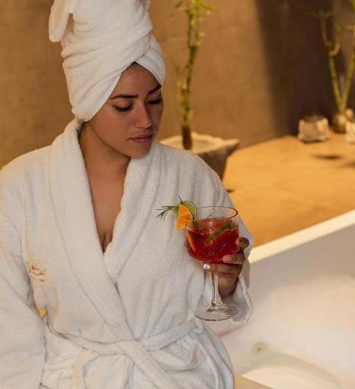 带按摩浴盆的套房, Pance 122 Wellness Spa