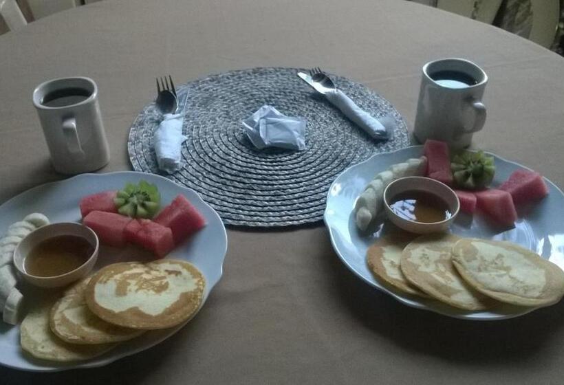 اتاق استاندارد با سرویس بهداشتی مشترک, Casa Landivar