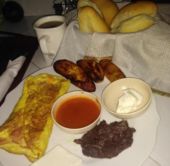 اتاق استاندارد چهار تخته, Casa Landivar