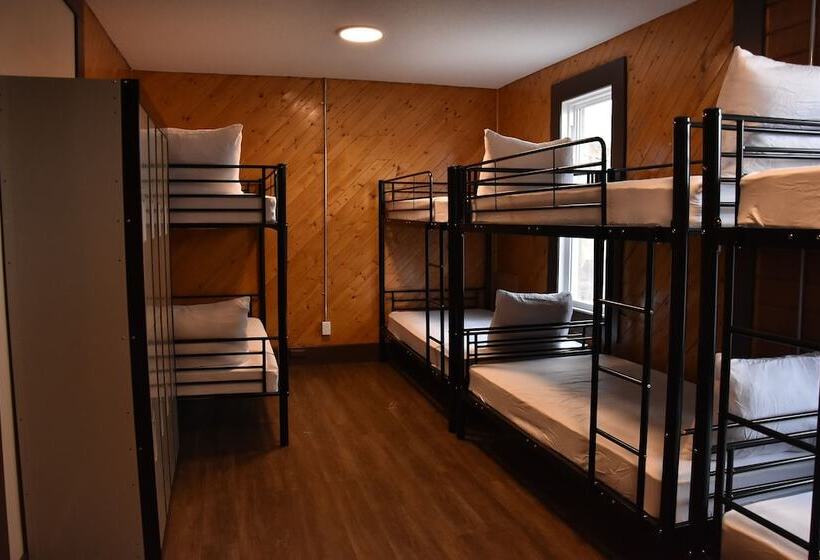 تختخواب در اتاق مشترک, Party Hostel The Canmore Hotel Hostel