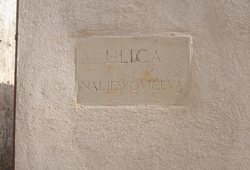 اتاق استاندارد, Katarina Old Town