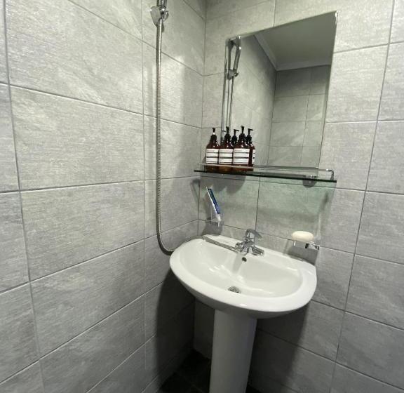 Economy Triple Room, Dante House