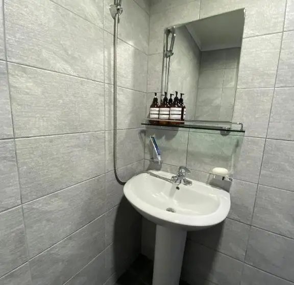 Economy Triple Room, Dante House