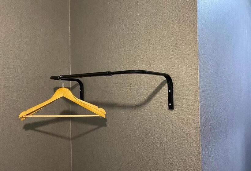 Economy Triple Room, Dante House